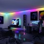 Wohnzimmer mit Paulmann EntertainLED Streifen am TV und Decke für indirekte, farbige Beleuchtung.