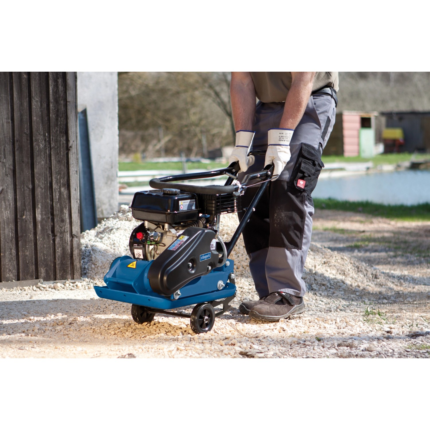 Scheppach Rüttelplatte HP1300S im Einsatz, Baumaschine mit 4-Takt-Motor und Fahrvorrichtung.