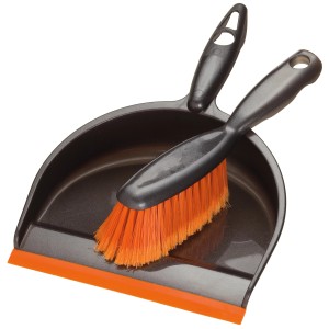 Kehrgarnitur Dusty, 2-teilig, mit Handfeger und Kehrblech mit Gummilippe für die Reinigung.