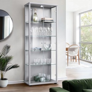 Silberne K-Möbel Vitrine mit LED-Beleuchtung und Glasböden, 176x67x33 cm.