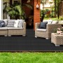 Schwarzer KARAT Outdoor Teppich Lucca auf Terrasse mit Gartenmöbeln.