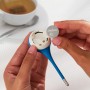 Energizer CR 2025 Knopfzelle wird in ein Thermometer eingesetzt.