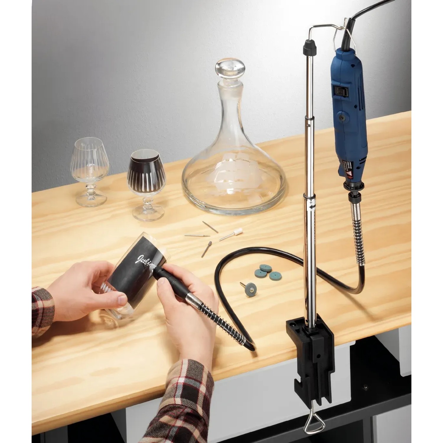 LUX Schafthalter mit Minitool beim Gravieren eines Glases. Zubehör für Miniaturwerkzeuge.