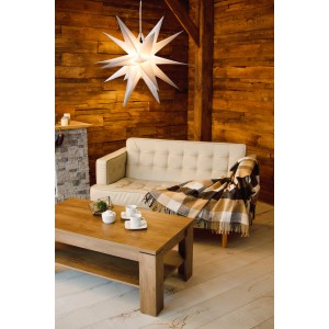 Weißer LED-Stern (Ø 60 cm) für den Außenbereich, hängend im Wohnraum.