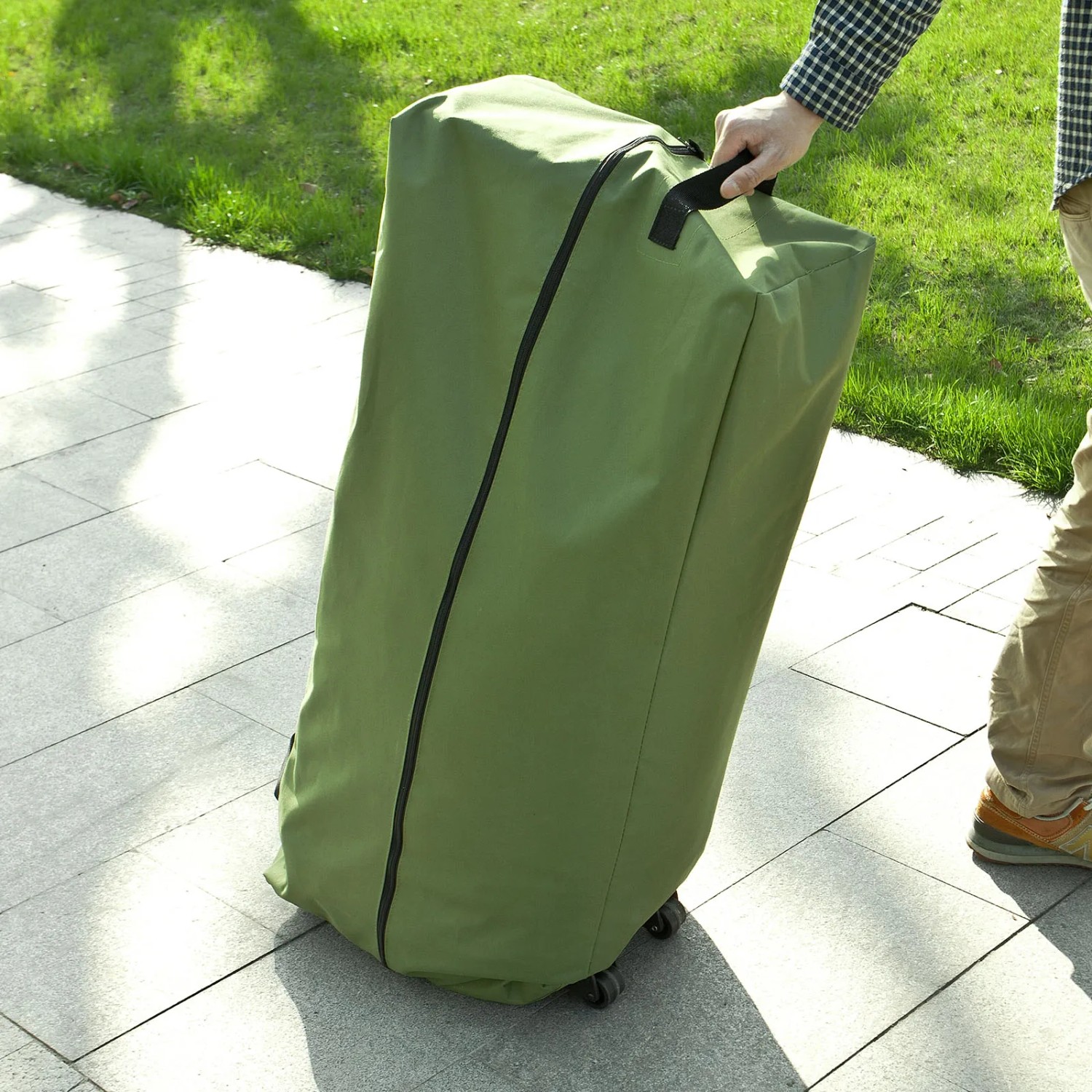 Verpacktes grünes SoBuy Feldbett 4in1-Zelt mit Campingliege für 2 Personen in Tragetasche.