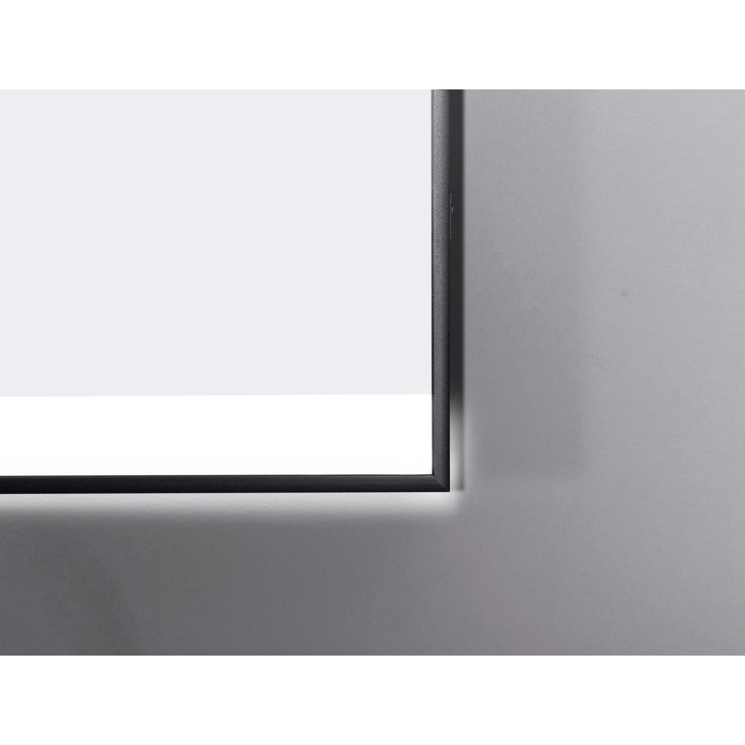 Detailaufnahme des DSK Design LED-Lichtspiegels Black Stark (120x70 cm) mit mattschwarzem Rahmen.