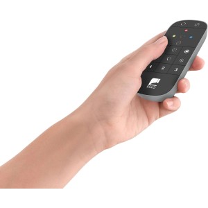 Hand hält schwarze Eglo Zigbee Remote 2.0 Fernbedienung zur Steuerung von Connect Leuchten.