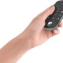 Hand hält schwarze Eglo Zigbee Remote 2.0 Fernbedienung zur Steuerung von Connect Leuchten.