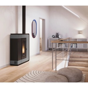 Freepoint Pelletofen Arco, Stahl titangrau, 7 kW, Automatik, im modernen Wohnraum.