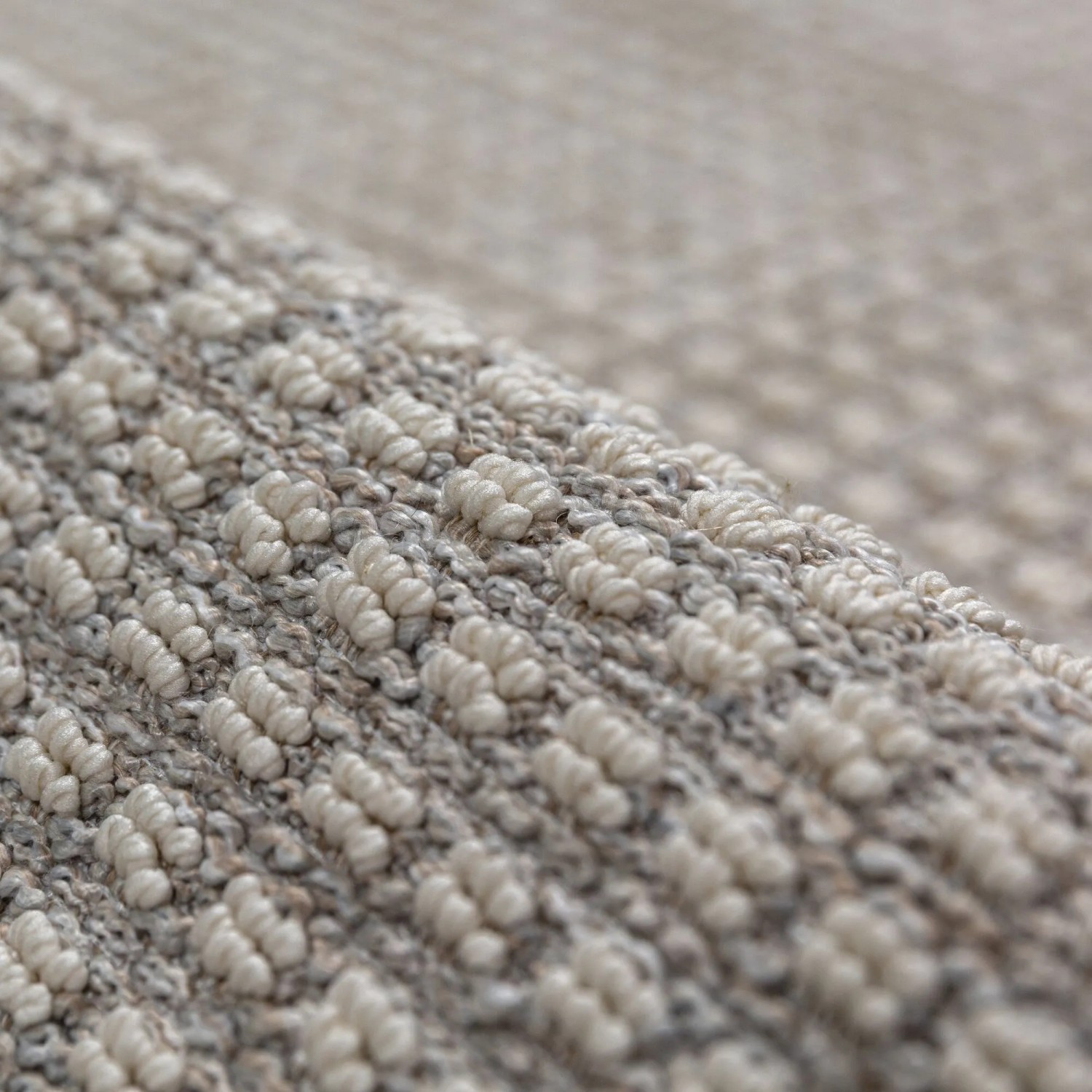 Grauer Flair Rugs Kurzflorteppich Speckle. Detailansicht der weichen, waschbaren Boucle-Textur mit abstraktem Muster.