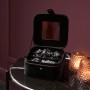Geöffnete, schwarze Schmuckbox Midnight Mystery mit Spiegel und Schmuck auf einem Tisch.