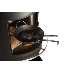 Buschbeck Gusspfanne Auckland mit Pfannenwender im Grillkamin.