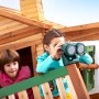 Kinder spielen im Axi Spielhaus Max mit Leiter, Rutsche und Sandkasten. Das Holzhaus ist braun und grün.