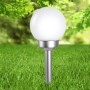Globo LED-Solaraußenleuchte mit Kugel und Erdspieß, Ø 15 cm, silber-metallisch/weiß im Garten.