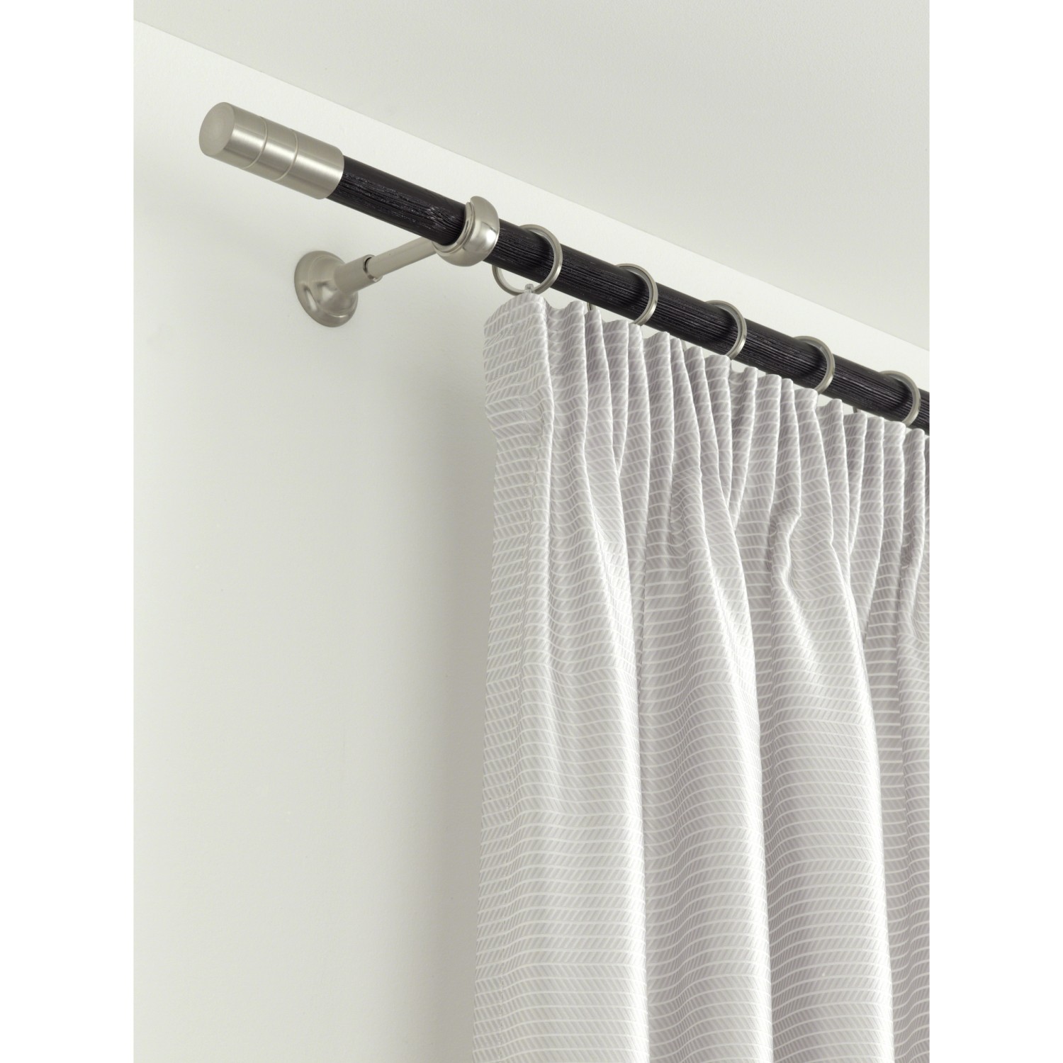 Gardinia Gardinenringe Windsor Edelstahloptik (10er-Pack) an Gardinenstange mit Vorhang.