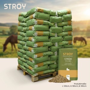 STROY Strohgranulat Einstreu: Große Palette mit 65 grünen 15kg Säcken, Granulat sichtbar. Pferde auf Weide im Hintergrund.