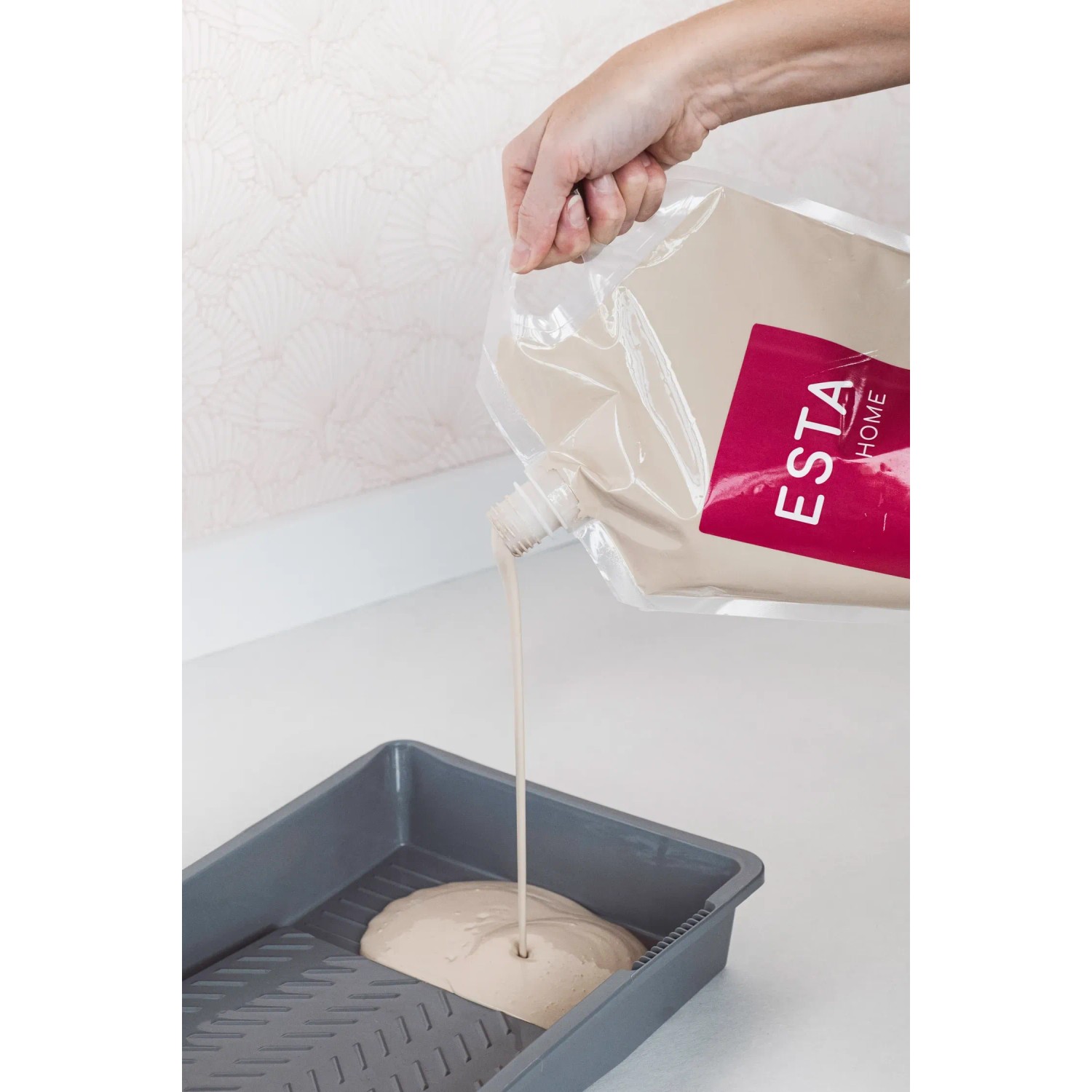 ESTAhome Wandfarbe Altrosa wird in eine Farbwanne gegossen.