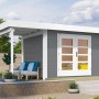 Graues Weka Holz-Gartenhaus mit Flachdach und überdachter Terrasse. Gartenhaus mit Doppeltür.