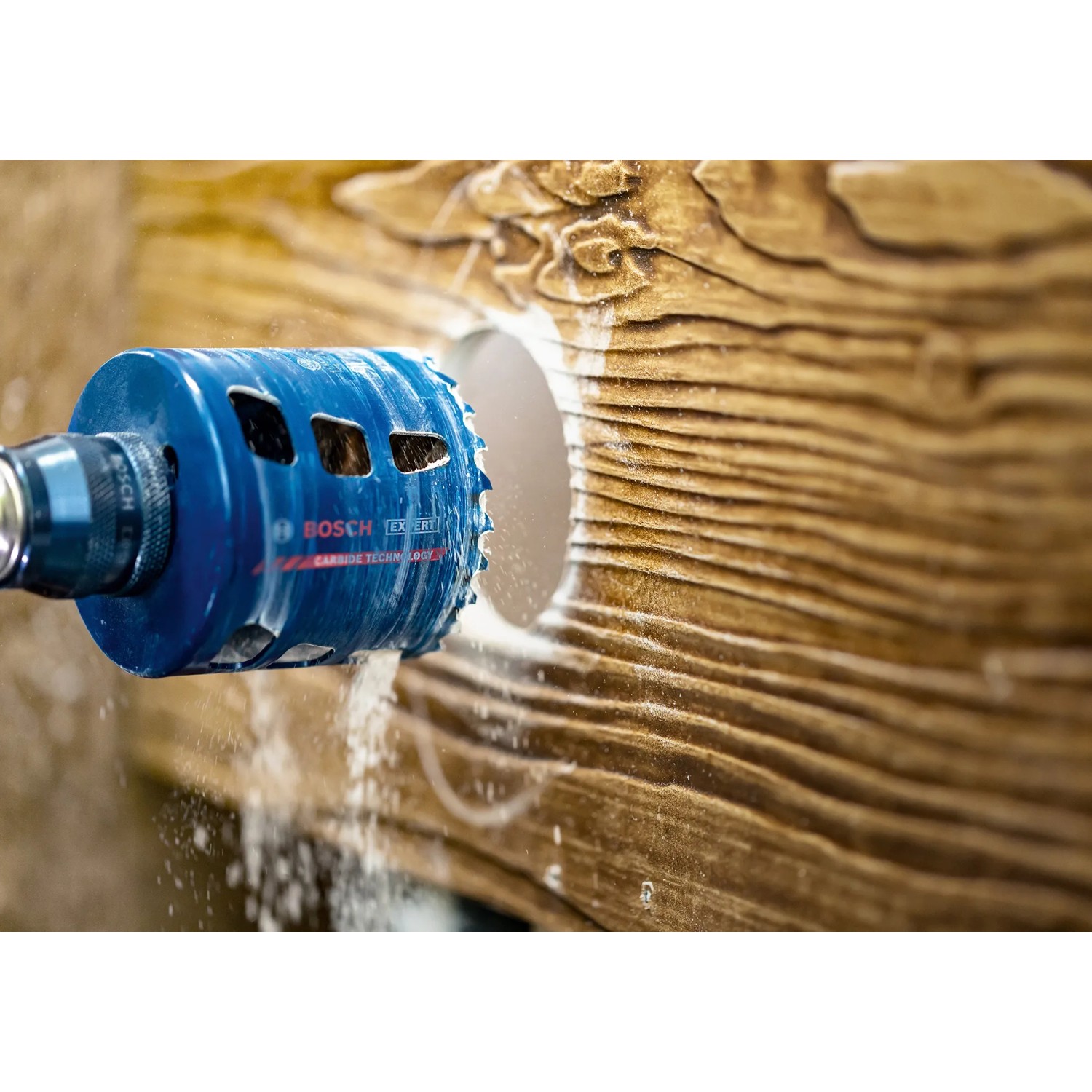 Bosch Expert Lochsäge Tough Material schneidet ein Loch in ein Holzbrett.