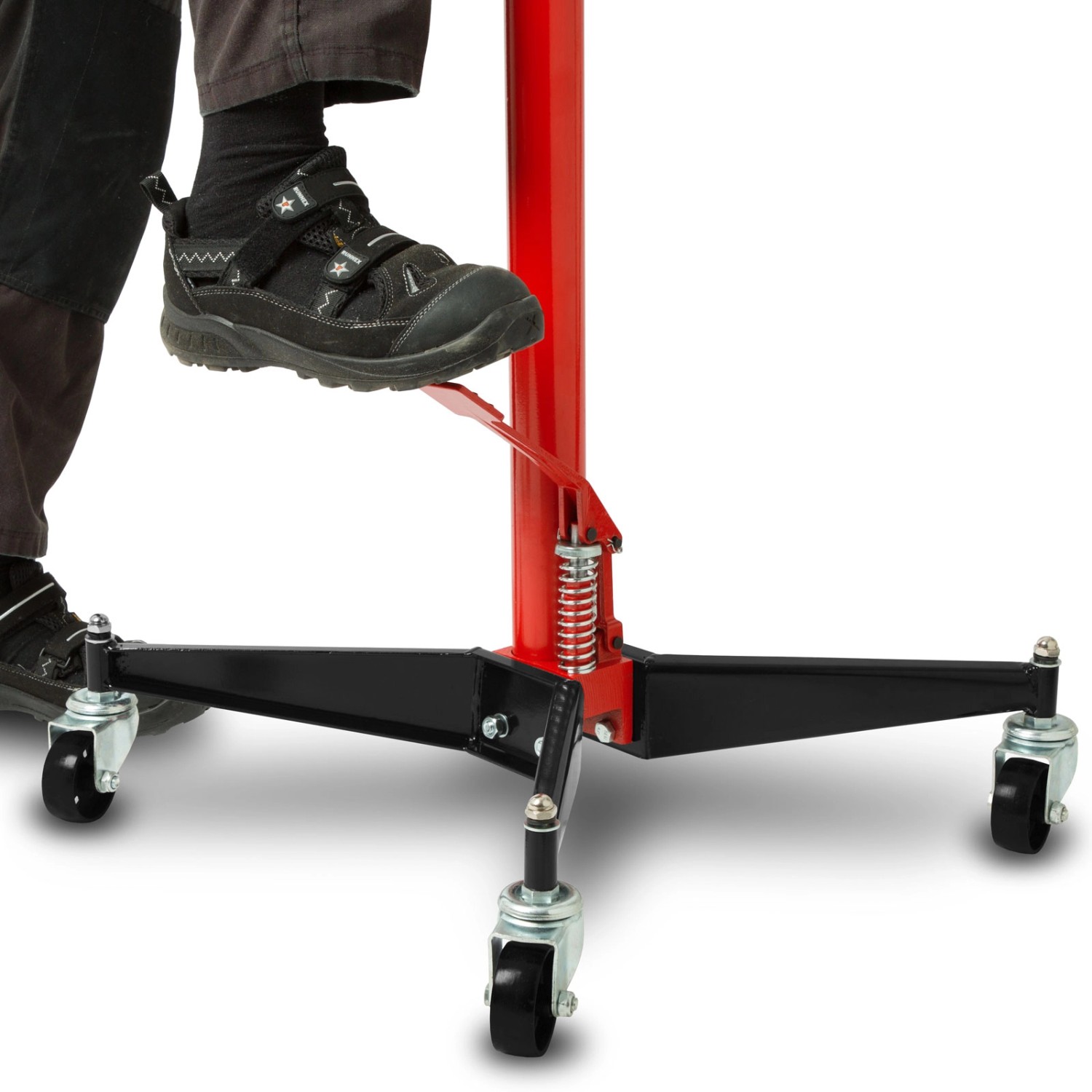 Detailaufnahme des EBERTH Getriebehebers: Fuß betätigt Pedal zum Heben. Mobiler Werkstatt-Flaschenzug mit Rollen.