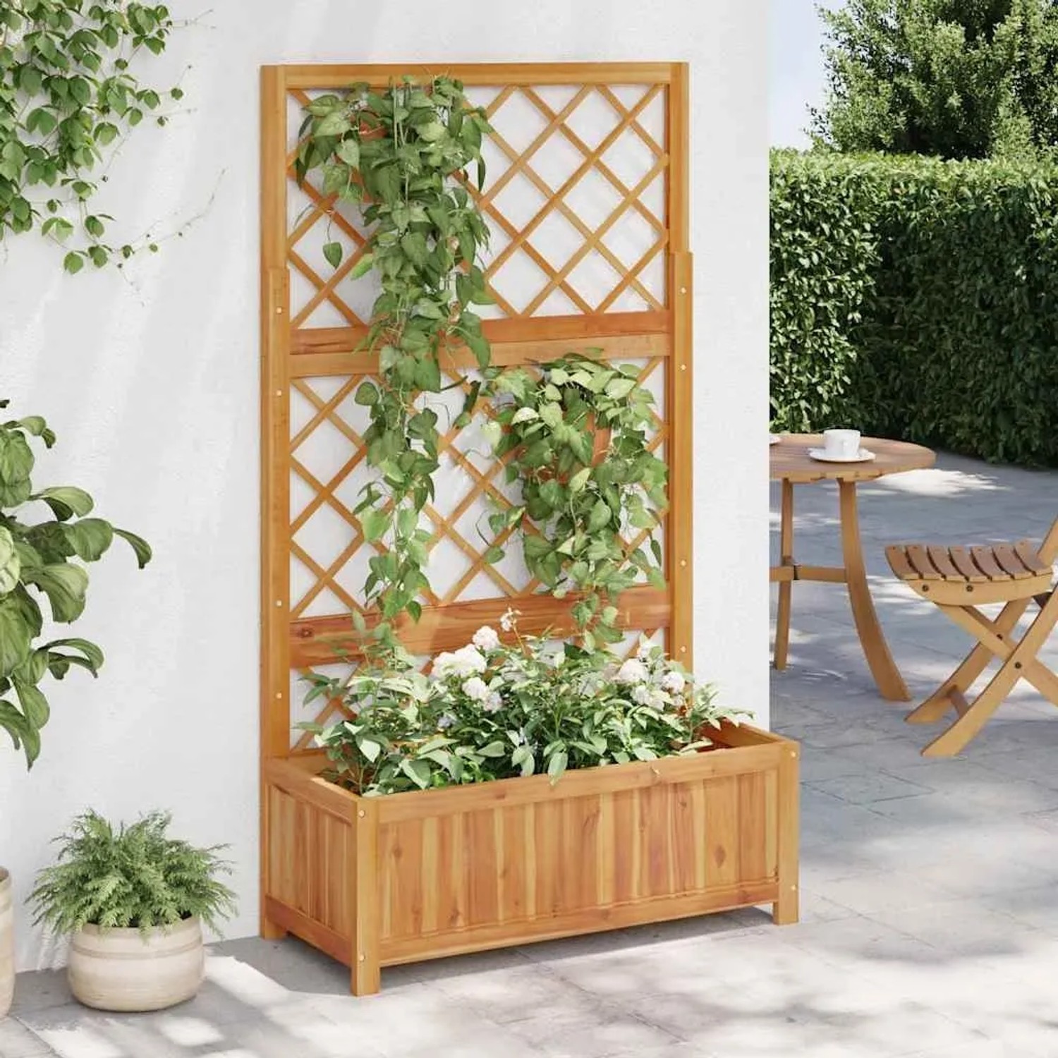 DELUKE Pflanzkasten mit Spalier aus Akazienholz, bepflanzt mit Blumen und Ranken.