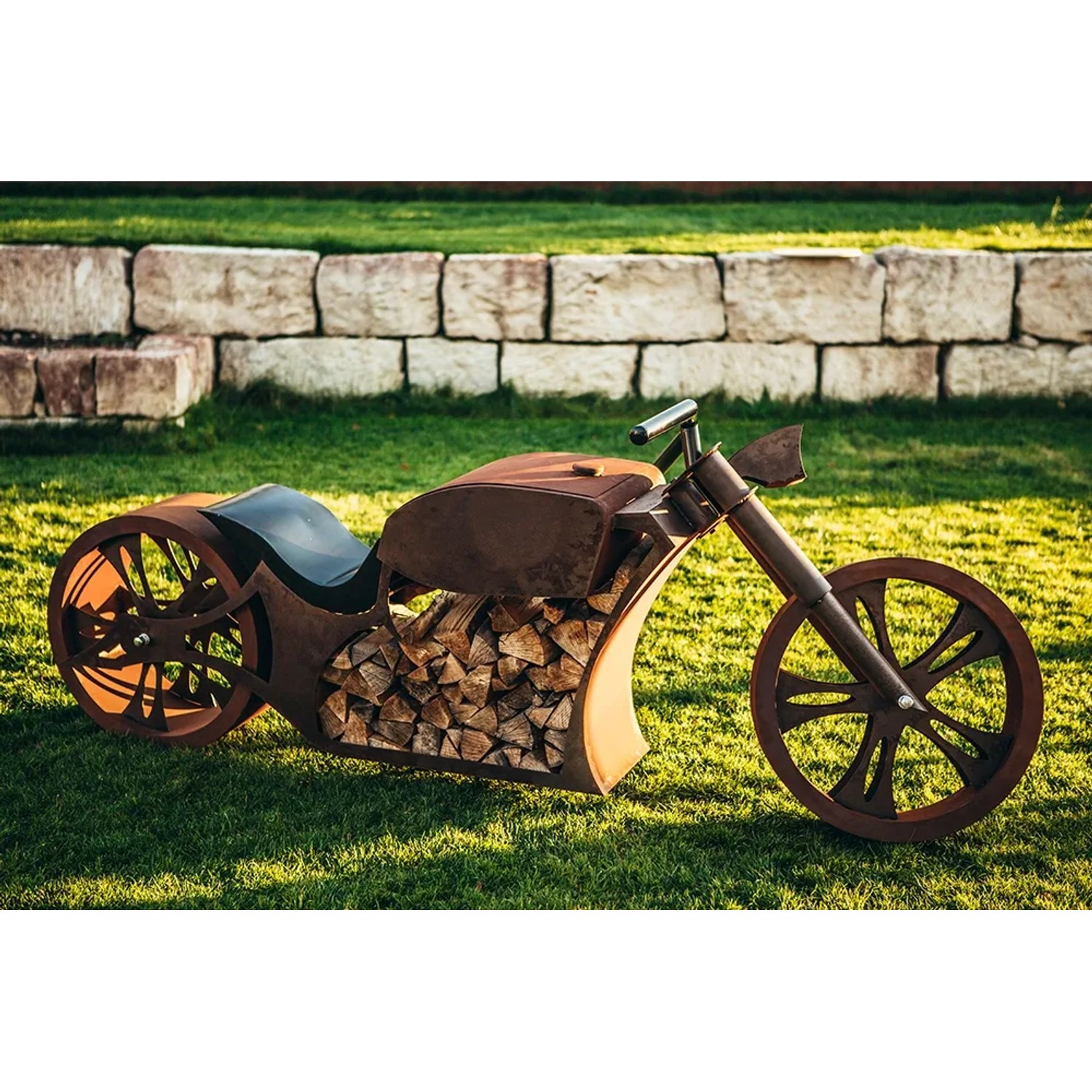 Motorrad Grillstelle in Rostoptik von Ferrum Art Design, 123x120cm, ein Highlight für den Garten.