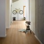 Heller Raum mit Parador Vinylboden Classic 2030 Eiche Studioline Natur Landhausdiele.