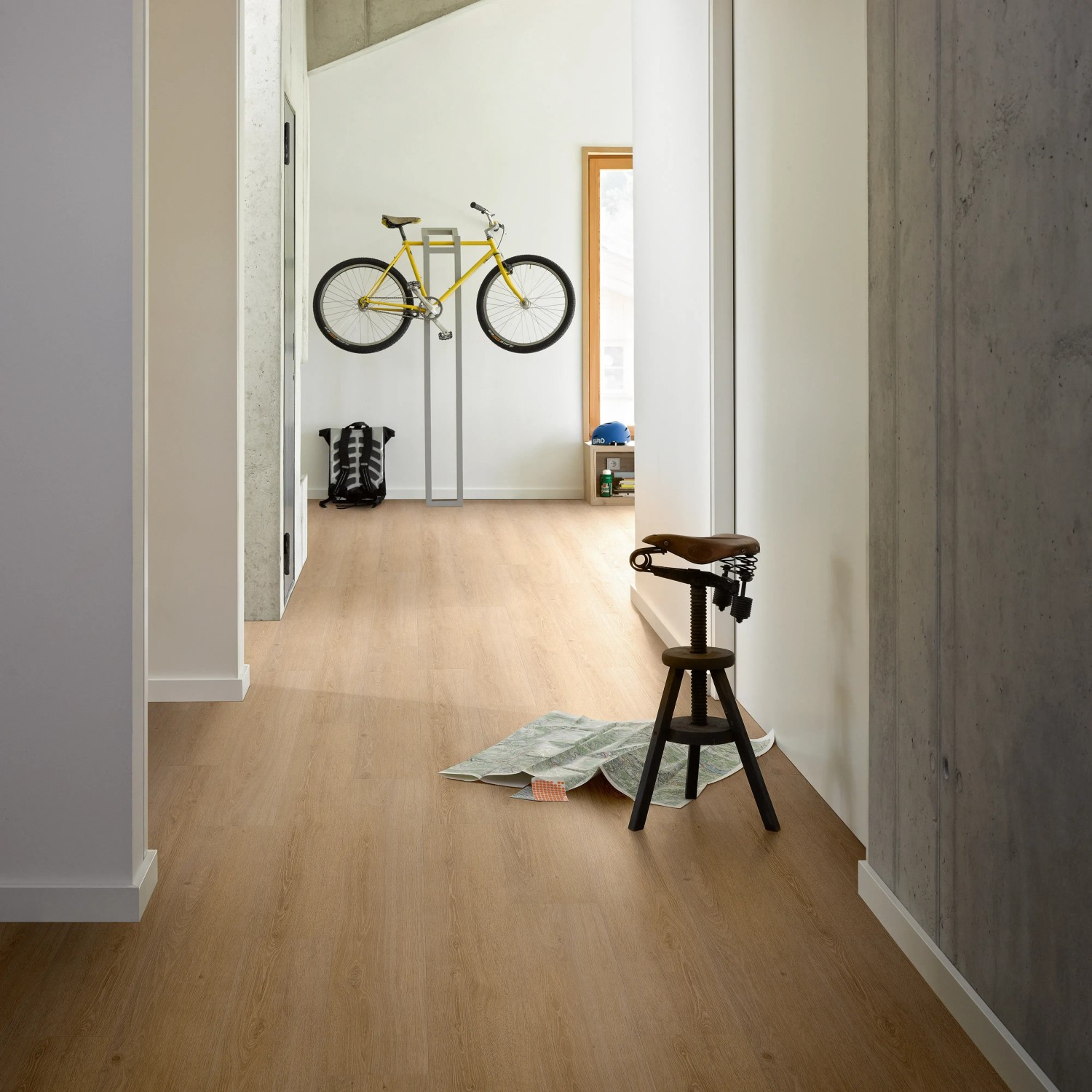 Heller Raum mit Parador Vinylboden Classic 2030 Eiche Studioline Natur Landhausdiele.