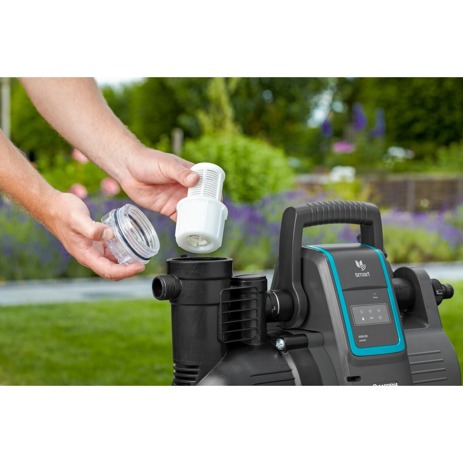 Gardena smart Haus- und Gartenautomat 5000/5 Set: Filter wird eingesetzt.