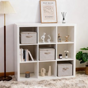 Beige Vliesstoff Aufbewahrungsboxen mit Deckel in weißem Regal. Faltbare Stoffboxen für Kleidung & Ordnung.