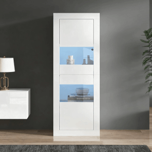 Weiße Vitrine mit LED-Beleuchtung, Glasböden und Stauraum für Wohnzimmer. Modernes Design.