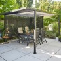 Siena Garden Pergola Schattenmanufaktur, anthrazitfarben mit Tisch und Stühlen.