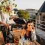 Enders Elektrogrill eUrban Pro 2 Turbo Mobil beim Grillen auf dem Balkon.