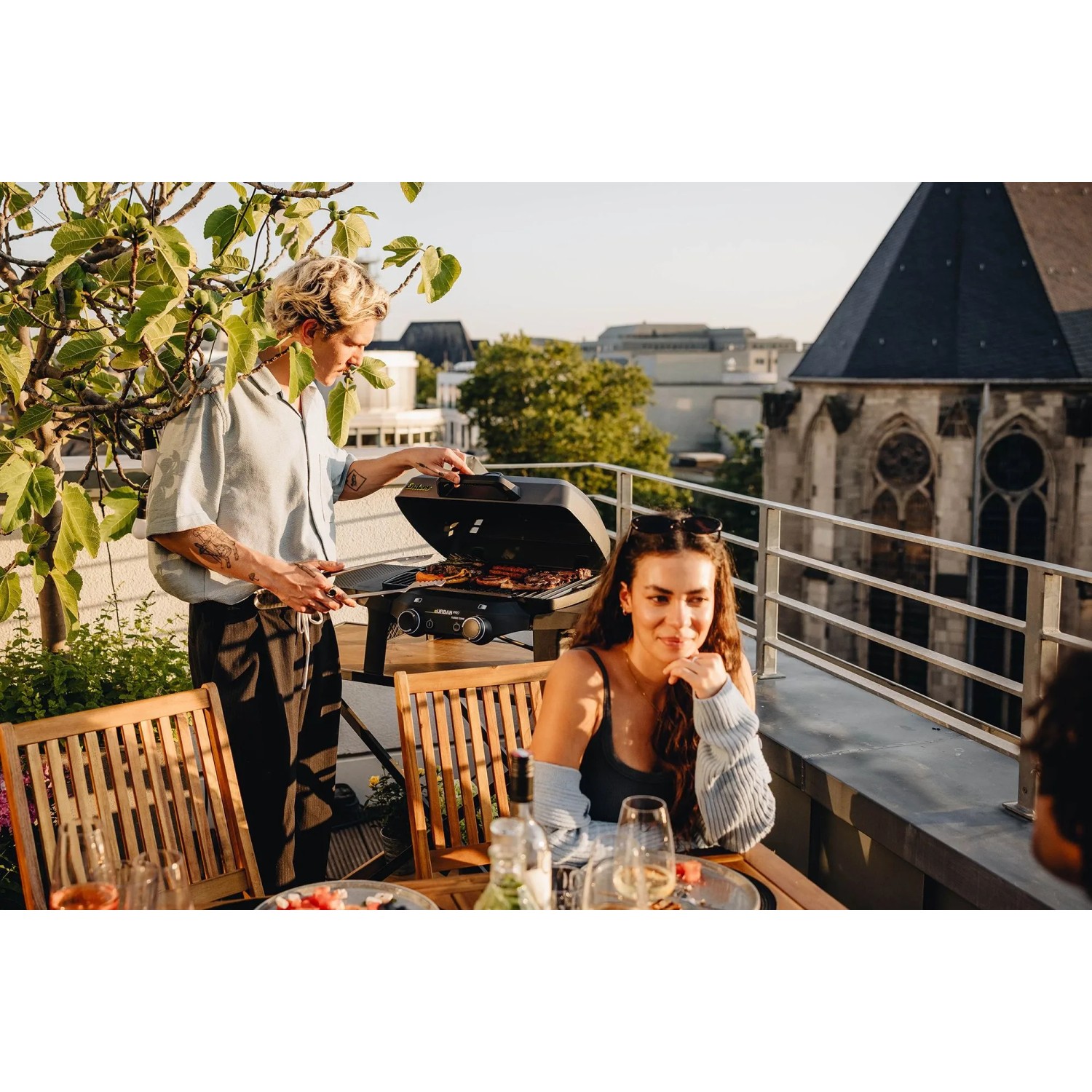Enders Elektrogrill eUrban Pro 2 Turbo Mobil beim Grillen auf dem Balkon.