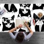 Weiße Schreibtischunterlage mit fröhlichen Cartoon-Hunden, darauf zeichnet eine Person. Schützt den Schreibtisch.