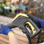Blauer LUX Latex-Arbeitshandschuh Gr. 10 mit rutschfester Beschichtung bei der Gartenarbeit.