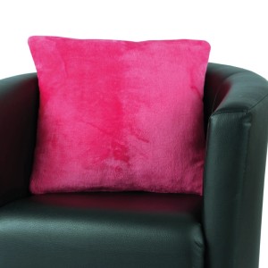 Kuschelige, pinke Kissenhülle (50x50 cm) von Bestlivings auf einem Sessel.