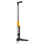 Fiskars Unkrautstecher Ergonomic, orange-schwarz, für komfortable Bodenbearbeitung im Garten.