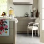 Egger Designboden Aquadura+ Chromix Silber im modernen Küchenambiente.