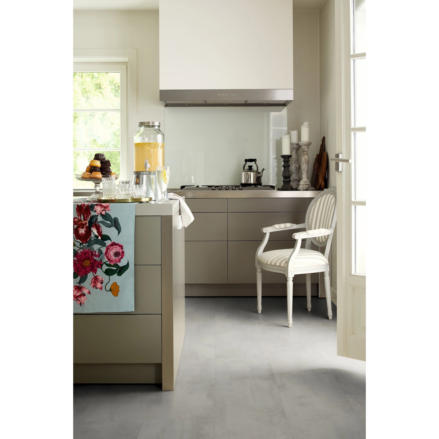 Egger Designboden Aquadura+ Chromix Silber im modernen Küchenambiente.