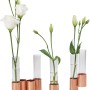 DIY Kupfervase von CREATE! by OBI mit Reagenzgläsern und weißen Blumen.