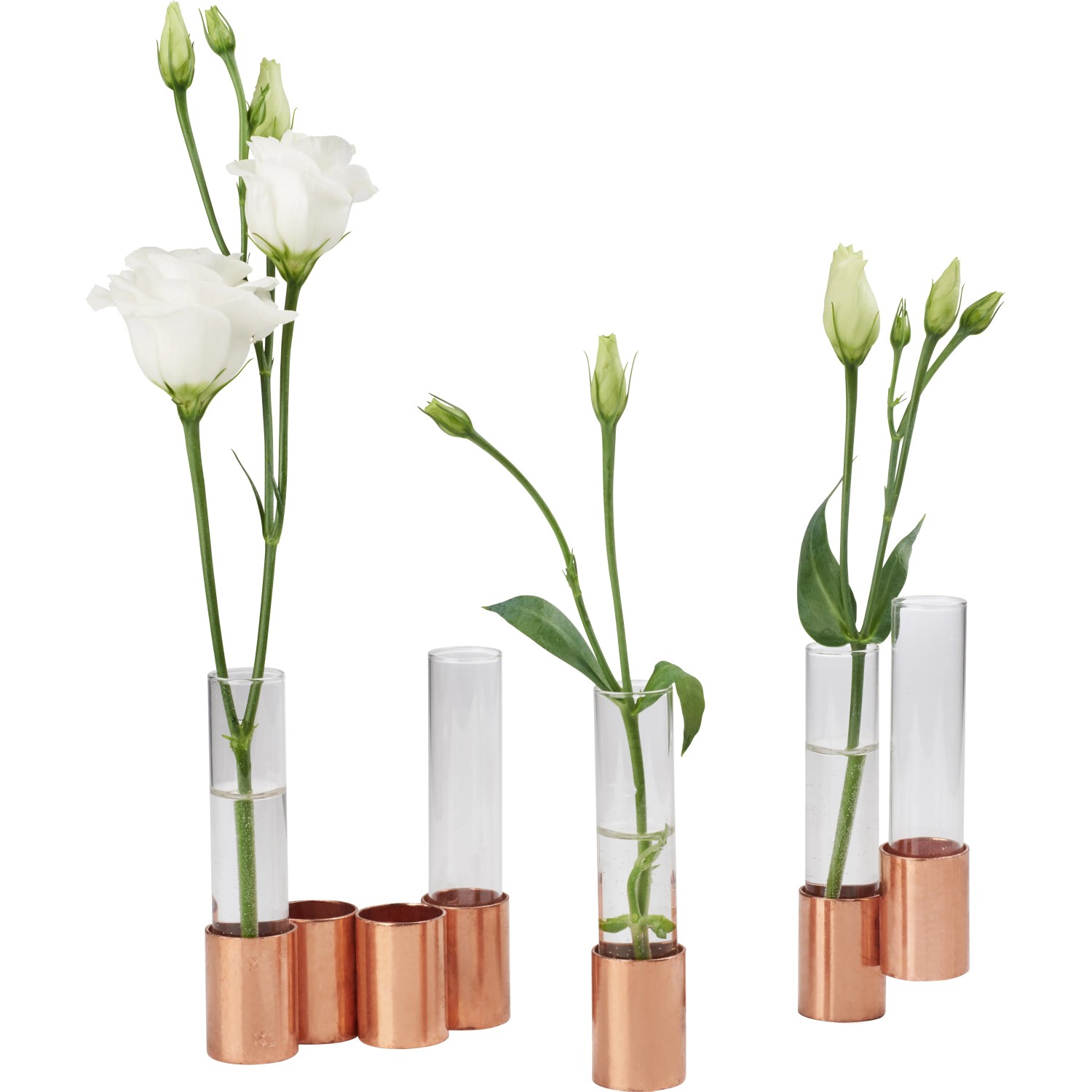 DIY Kupfervase von CREATE! by OBI mit Reagenzgläsern und weißen Blumen.