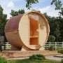 Naturbelassene Karibu Fass-Sauna mit Ofen (9 kW) im Garten. Premium-Qualität für entspannte Wellness-Momente.