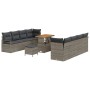 11-teiliges Garten-Sofa-Set aus grauem Poly Rattan mit Akazienholz-Tisch und grauen Kissen.