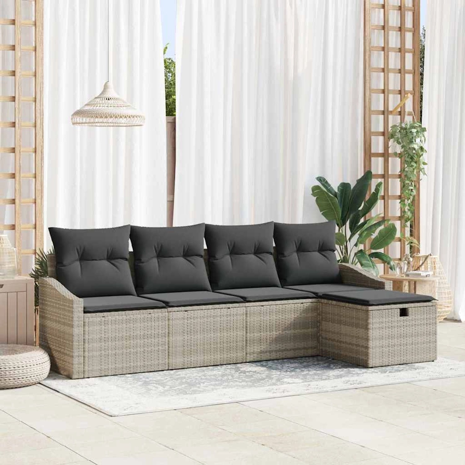 Hellgraues 5-teiliges Garten-Sofa-Set aus Poly Rattan mit grauen Kissen.
