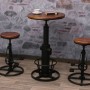 Braunes Bartisch-Set: Bartisch mit 2 Barhockern im Industrie-Design, höhenverstellbar.
