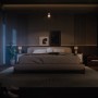 Philips Hue E27 LED-Lampe im Schlafzimmer mit gedimmtem, warmweißem Licht für entspannte Atmosphäre.