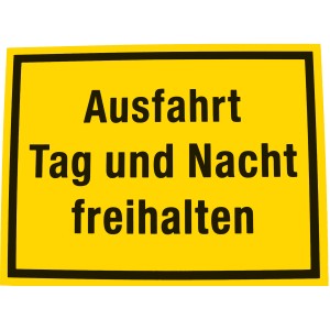 Gelbes Hinweisschild: Ausfahrt Tag und Nacht freihalten.