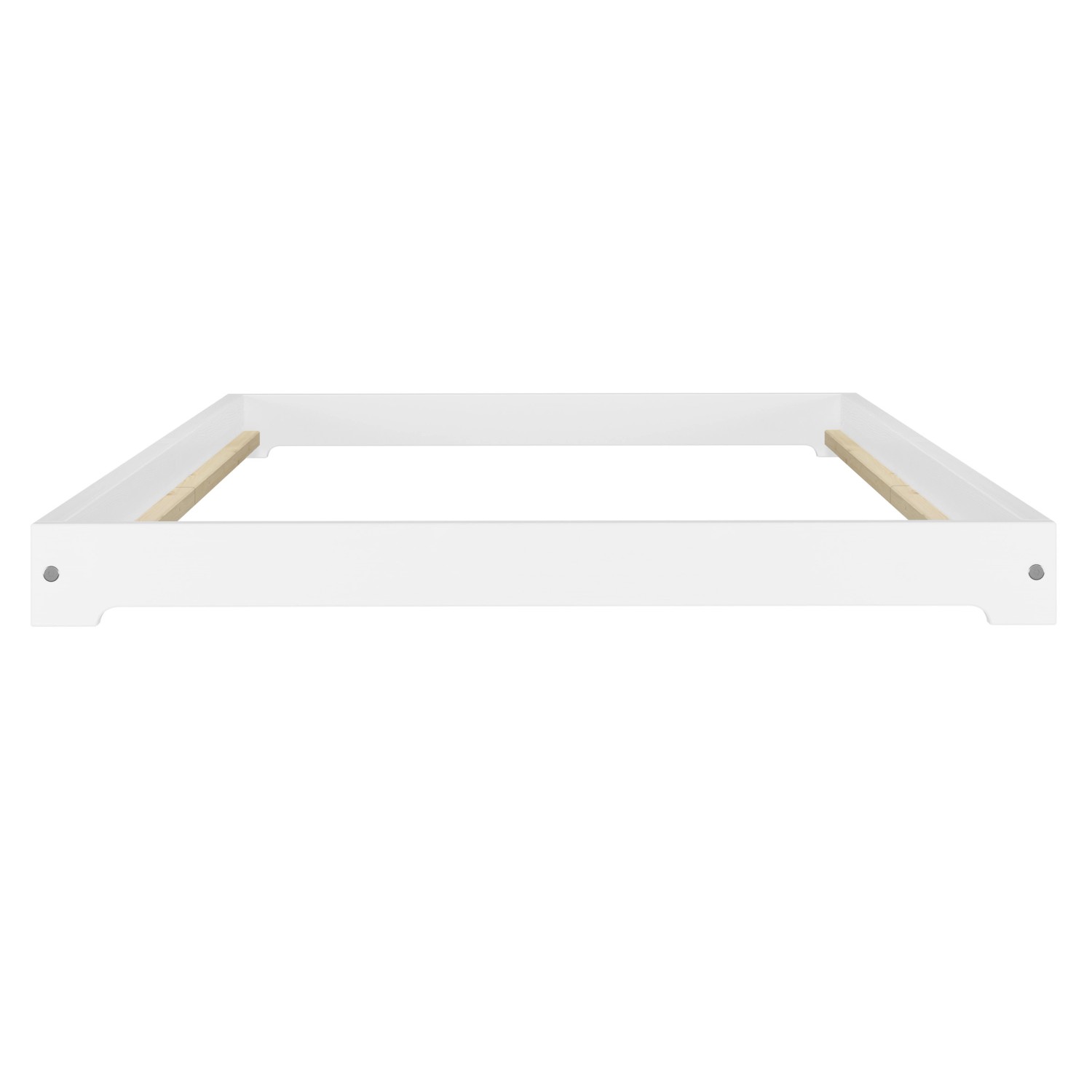 Weißes, extra niedriges Holzbett (80x200) aus Kiefernholz, geeignet als Futonbett oder Daybed.