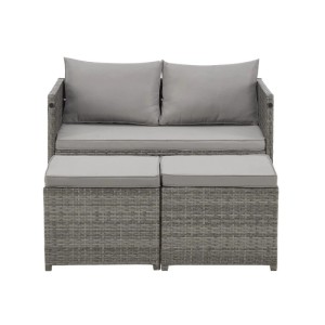 Graue Svita Athina Polyrattan Sitzgruppe: Sofa, zwei Hocker mit grauen Kissen. Kompakte Gartenmöbel für Balkon.